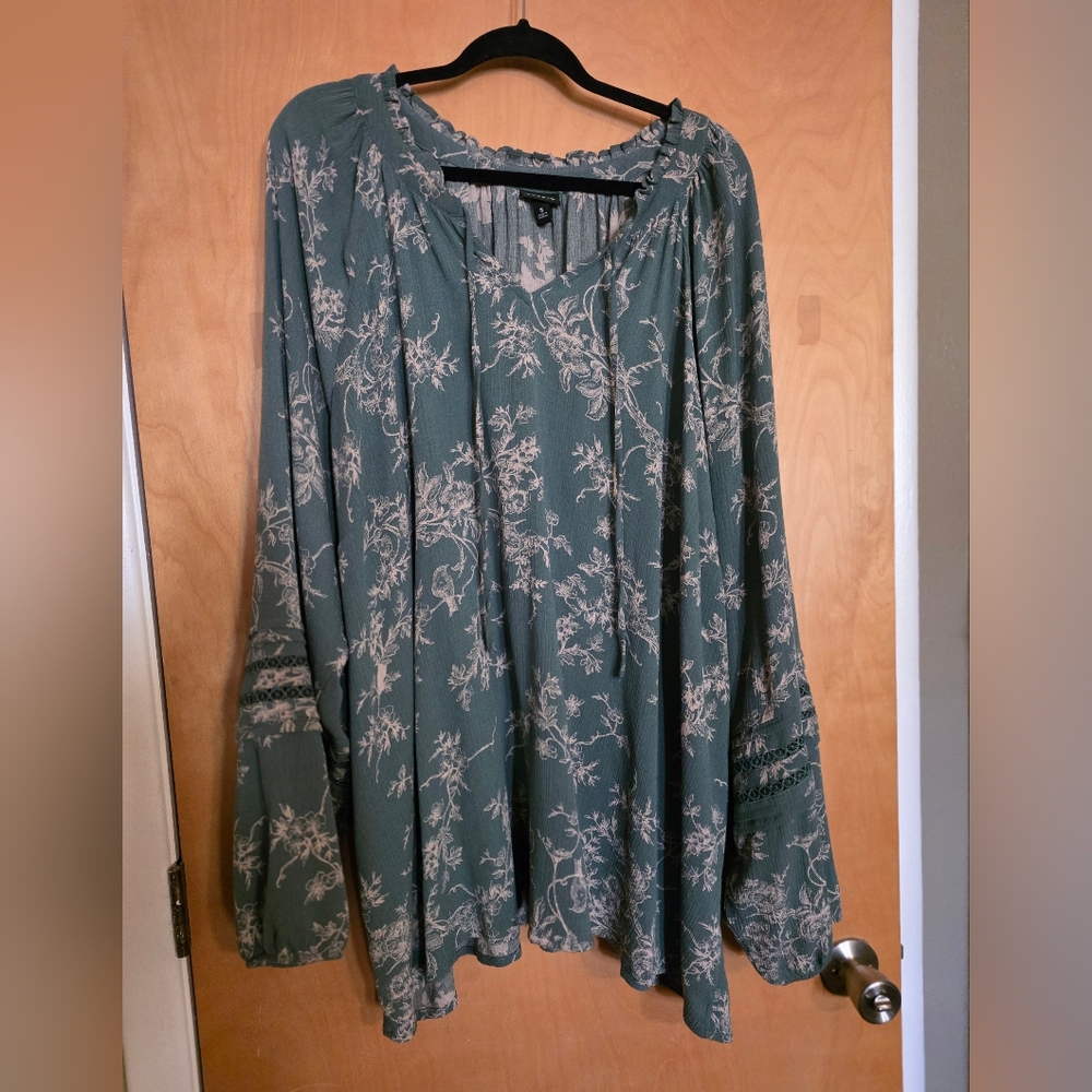 Torrid Size 5 Floral Green Women's Top With elegant Lace Detail On Bell sleeve.